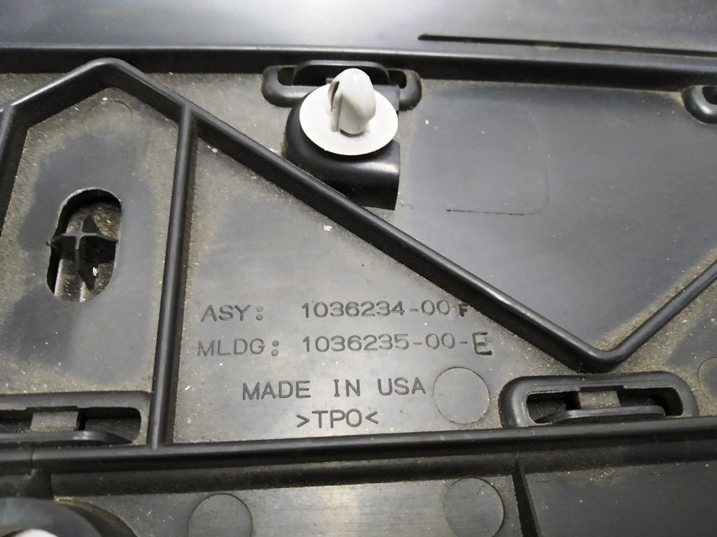 1 Kunststoffkasten unter der Motorhaube vorne Tesla Model X 1036234-00-F